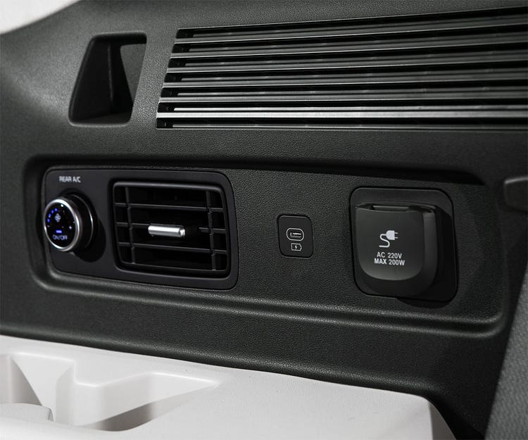 Deux ports USB &amp;agrave; la 3e rang&amp;eacute;e livrables