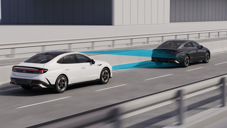 Régulateur de vitesse adaptatif avec fonction arrêt-démarrage