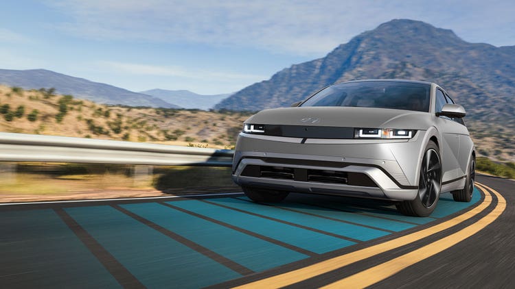 Régulateur de vitesse adaptatif par navigation avec fonction arrêt-départ